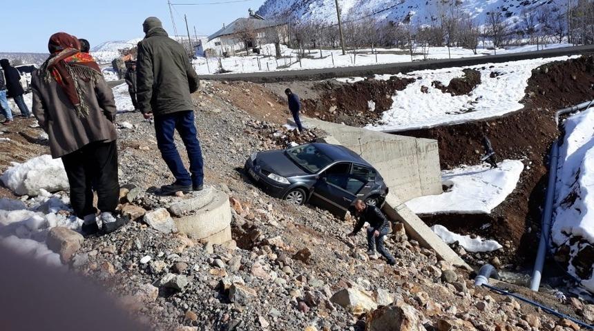 Otomobil şarampole u&ccedil;tu: 2 yaralı