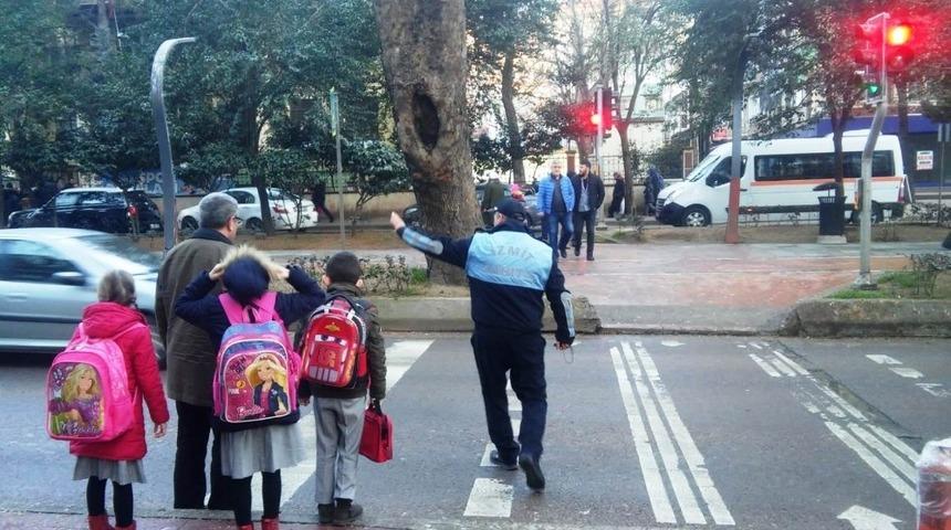 İzmit&rsquo;te zabıtalar okul &ccedil;evrelerini boş bırakmıyor