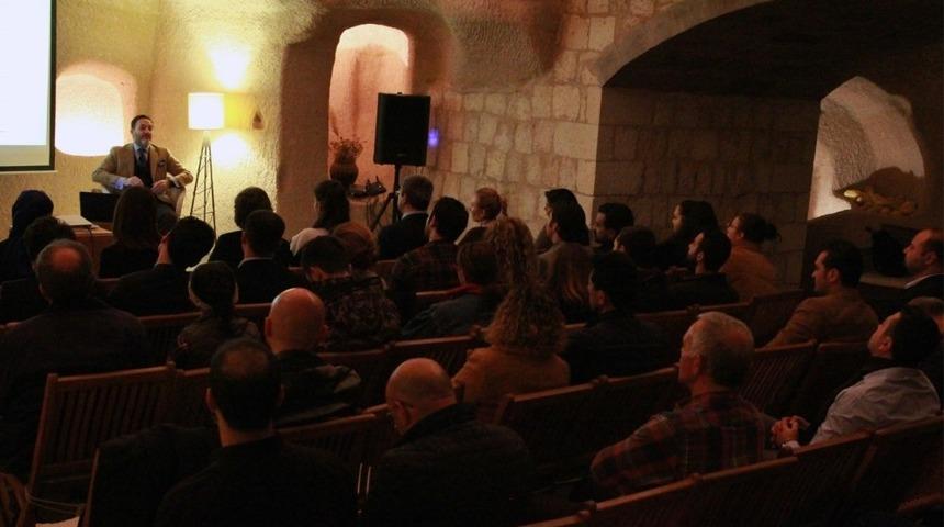 &Uuml;nl&uuml; ekonomist Alkin, Bezirhane&rsquo;de s&ouml;yleşiye katıldı