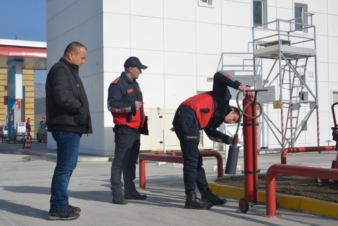 Boz&uuml;y&uuml;k Belediyesi İtfaiye M&uuml;d&uuml;rl&uuml;ğ&uuml;&rsquo;nden akaryakıt istasyonlarına denetim