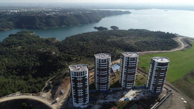 Seyhan Gölü silüeti bozan yüksek katlı binalar