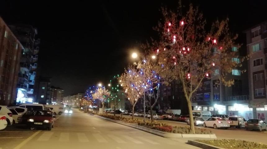 Fuar Yolu&rsquo;nu reng&acirc;renk dekoratif fenerler s&uuml;sl&uuml;yor