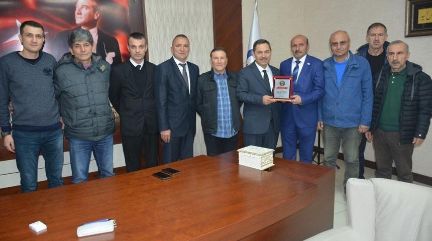 Amat&ouml;r Spor Kul&uuml;plerinden Başkan Uysal&rsquo;a plaket