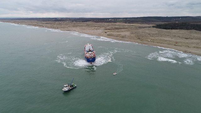 Karaya oturan gemi 2 g&uuml;nl&uuml;k &ccedil;alışma ile kurtarıldı 1