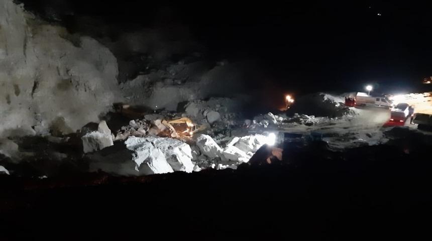 Muğla&rsquo;da g&ouml;&ccedil;&uuml;k altındaki 2 kişiyi kurtarma &ccedil;alışmaları devam ediyor