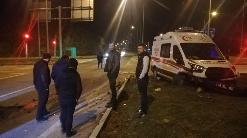 Ambulans ile otomobil &ccedil;arpıştı: 5 yaralı