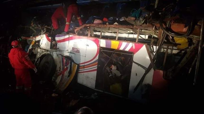 Bolivya&rsquo;da yolcu otob&uuml;s&uuml;yle kamyon &ccedil;arpıştı: 24 &ouml;l&uuml;, 12 yaralı