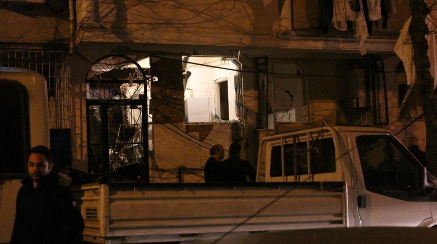 Bah&ccedil;elievler'de korkutan patlama! Cam ve &ccedil;er&ccedil;eveler sokağa fırladı!