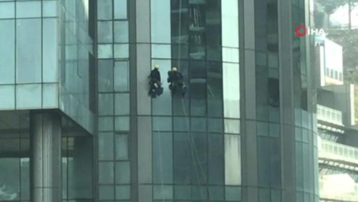 Komandodan farksız! Bir iple çatıdan sarktılar ve... G3