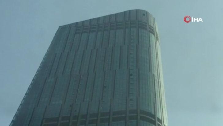 Komandodan farksız! Bir iple çatıdan sarktılar ve... G4