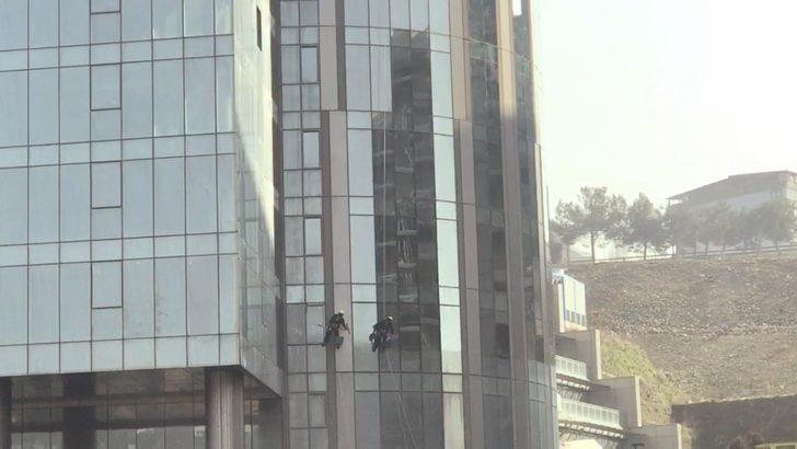 Komandodan farksız! Bir iple çatıdan sarktılar ve... G2