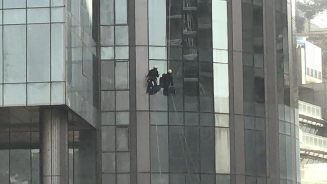 Komandodan farksız! Bir iple &ccedil;atıdan sarktılar ve...