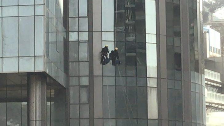 Komandodan farksız! Bir iple çatıdan sarktılar ve... G1