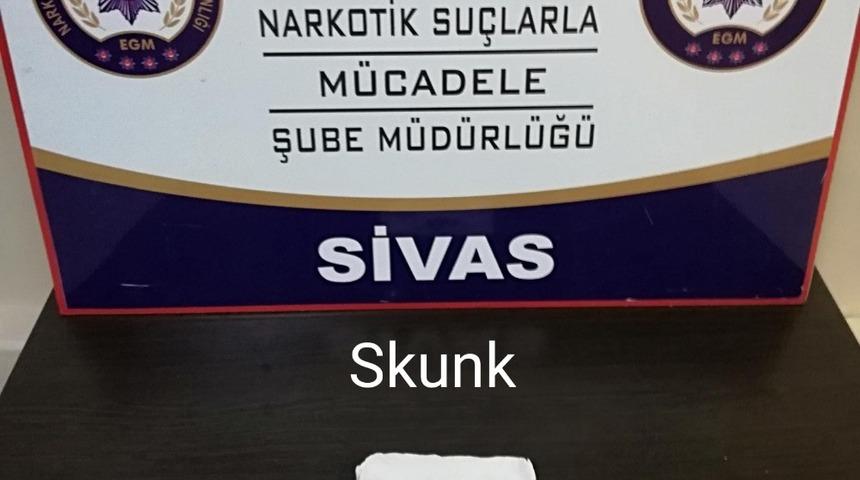 Sivas&rsquo;ta sokak satıcılarına operasyon: 3 tutuklama