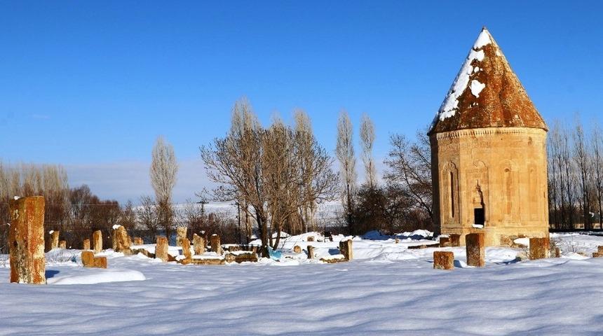 Sel&ccedil;uklu Mezarlığı kar altında