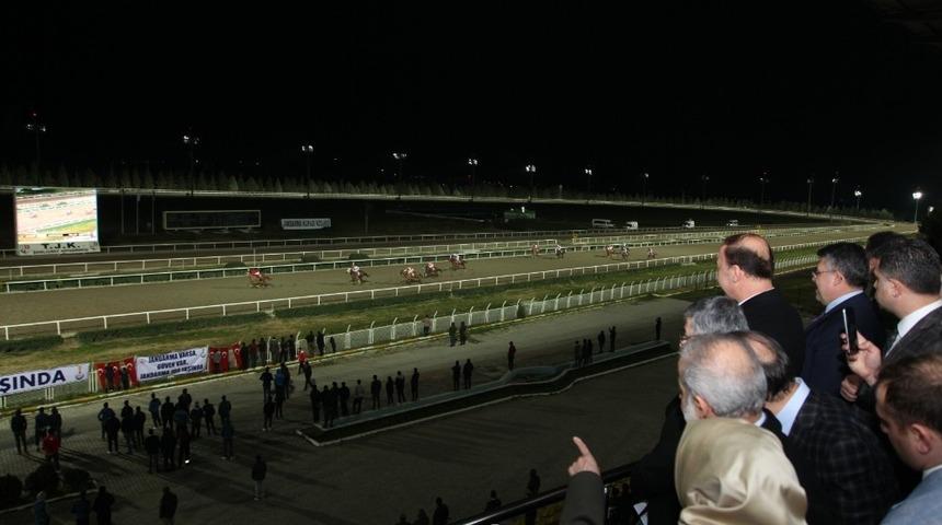 Atlar jandarma için koştu