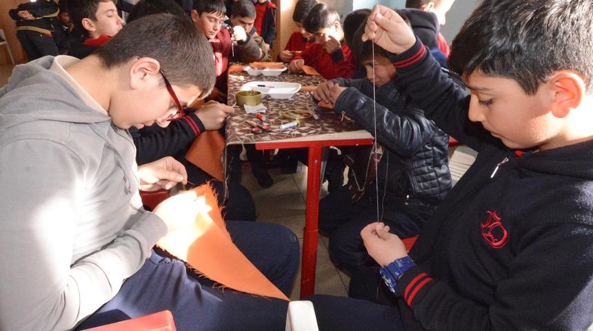 'Hayat Dersi'nde erkek &ouml;ğrencilere &uuml;t&uuml;, kızlara priz değiştirmeyi &ouml;ğretiyorlar