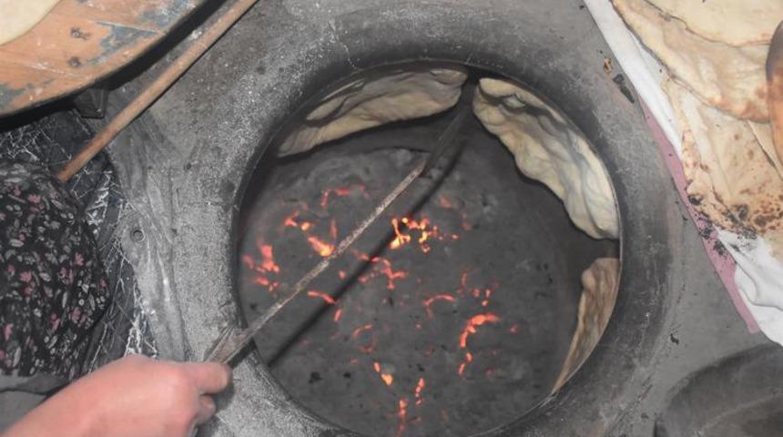 Soğuk havada sofralar tandır ekmeğiyle ısınıyor