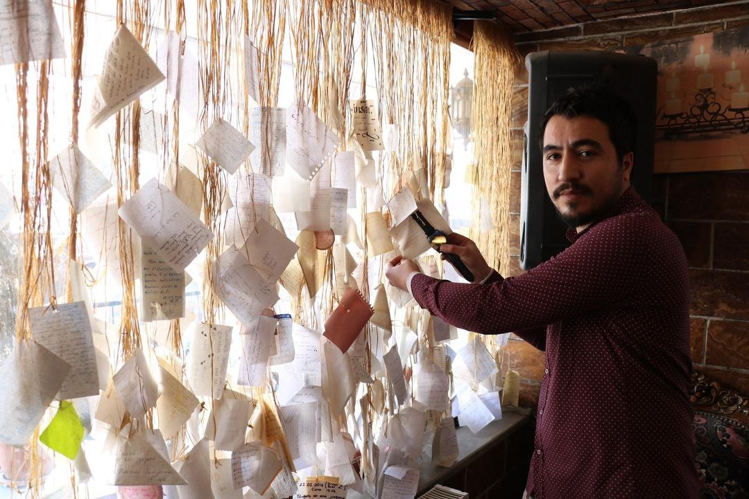 Aşk mektupları kafeye perde oldu