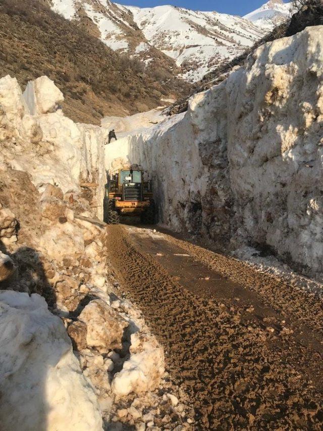 Çığ düşen yolda kar yüksekliği 13 metreyi buldu