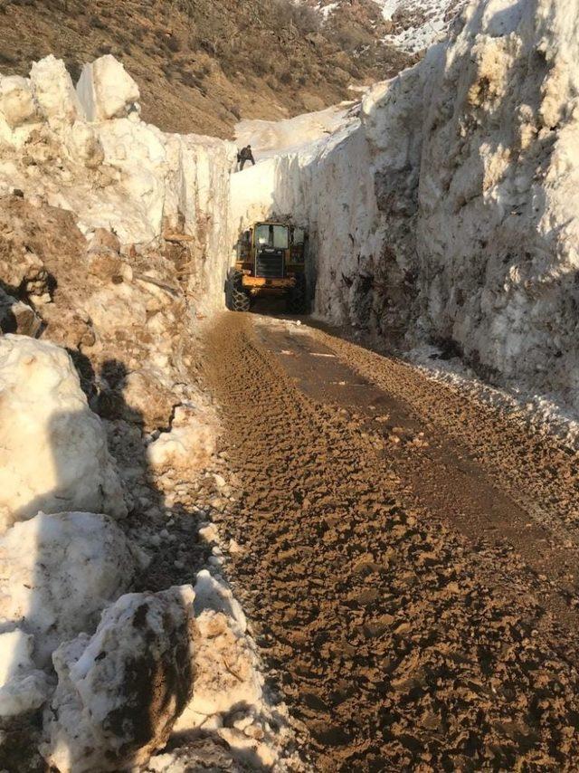 Çığ düşen yolda kar yüksekliği 13 metreyi buldu