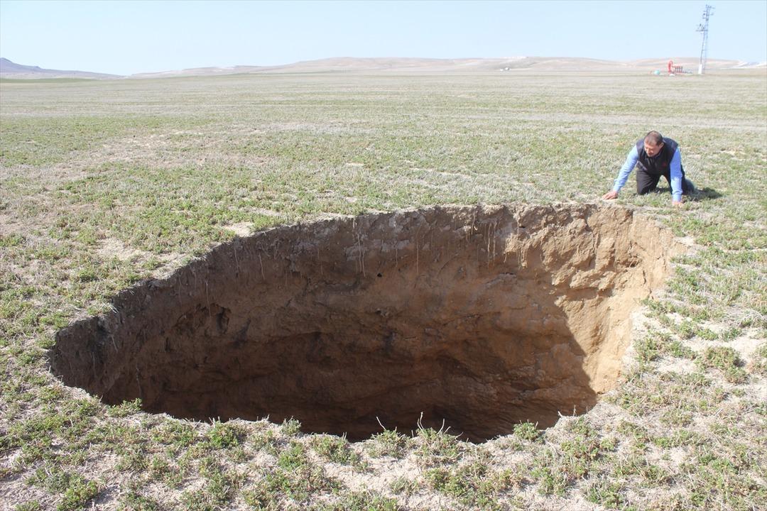 K&ouml;peklerin sesiyle dışarı &ccedil;ıktı, dev &ccedil;ukurla karşılaştı!