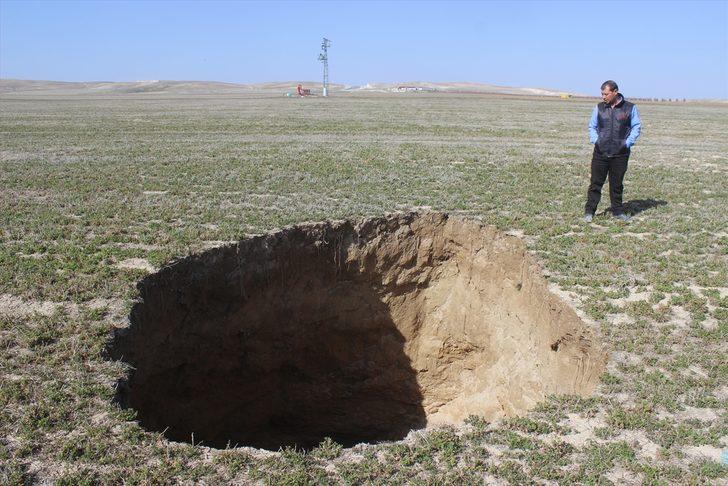 Köpeklerin sesiyle dışarı çıktı, dev çukurla karşılaştı! G3