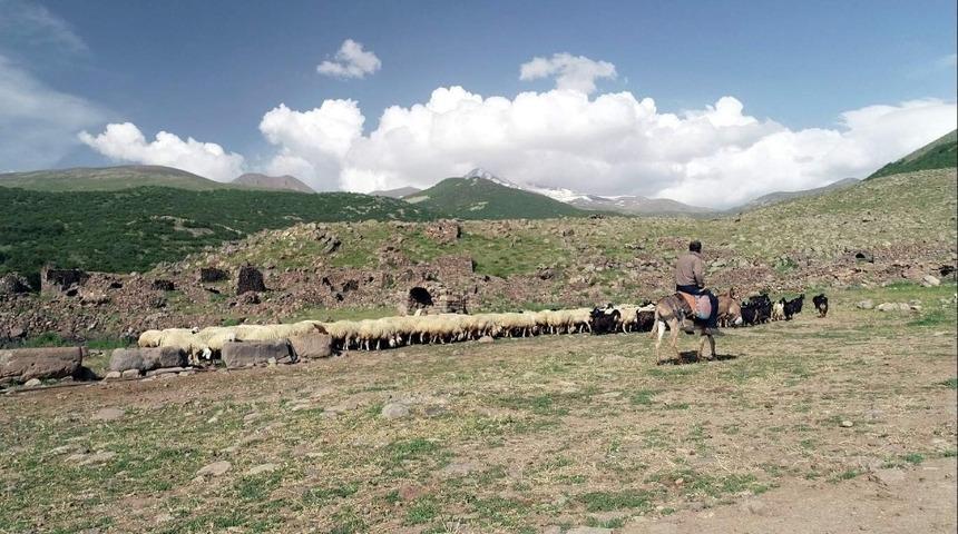İncesu Belediyesi&rsquo;nden &ccedil;ift&ccedil;ilere &uuml;cretsiz su desteği