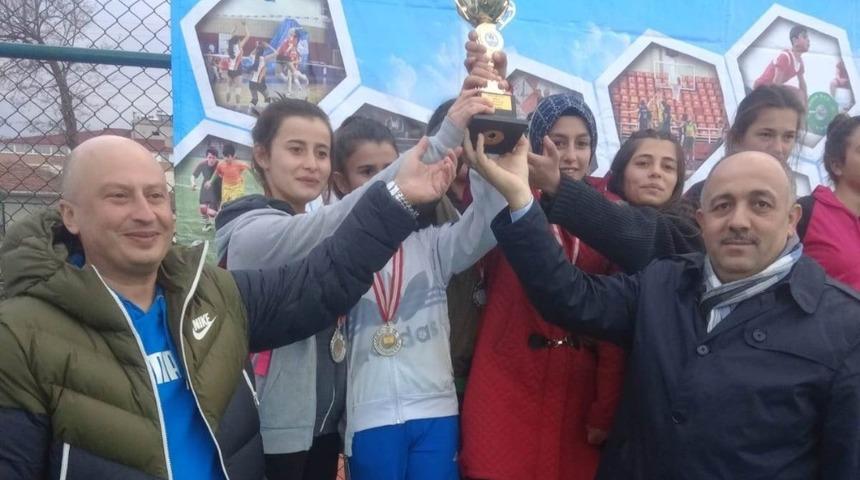 Okul sporları gen&ccedil;ler m&uuml;sabakası sona erdi