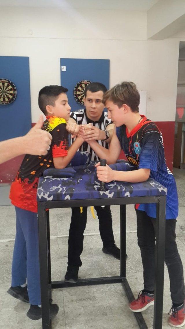 Akhisar’da öğrencilerin bilek güreşi heyecanı 4