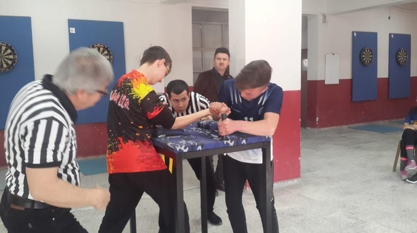 Akhisar&rsquo;da &ouml;ğrencilerin bilek g&uuml;reşi heyecanı
