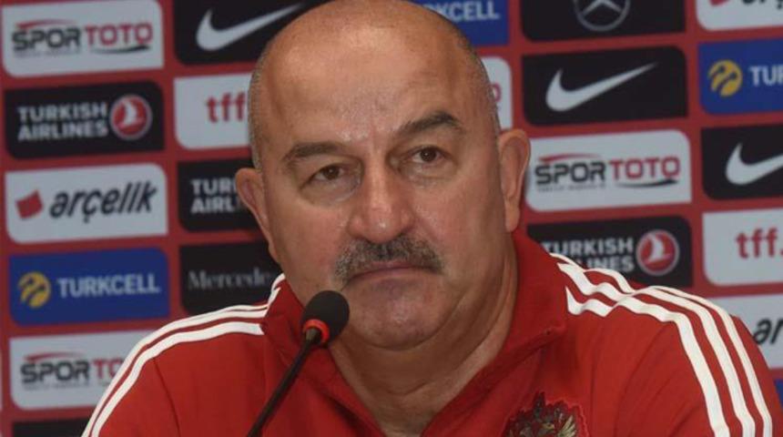 Rus Milli Takım Teknik Direktörü Çerçesov: Neustadter Fenerbahçe'de kalmalı