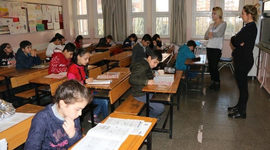 Diyarbakırlı &ouml;ğrenciler Nesibe Aydın Okulları&rsquo;nın sınavına akın etti