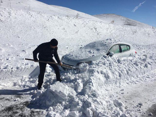 Ardahan’da yollar kardan kapandı, araçlar mahsur kaldı