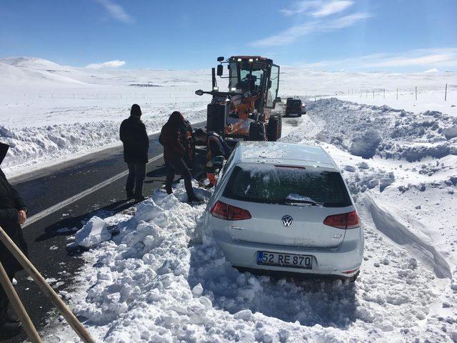 Ardahan’da yollar kardan kapandı, araçlar mahsur kaldı