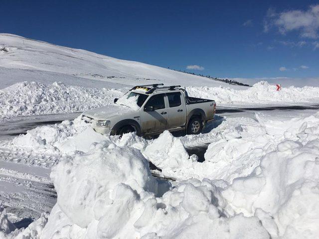 Ardahan’da yollar kardan kapandı, araçlar mahsur kaldı