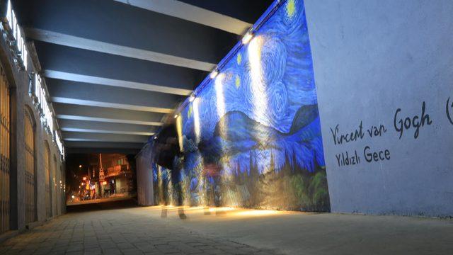 Vincent van Gogh'un ünlü resimleri alt geçit duvarlarında