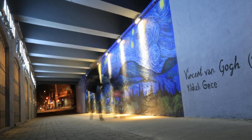 Vincent van Gogh'un &uuml;nl&uuml; resimleri alt ge&ccedil;it duvarlarında