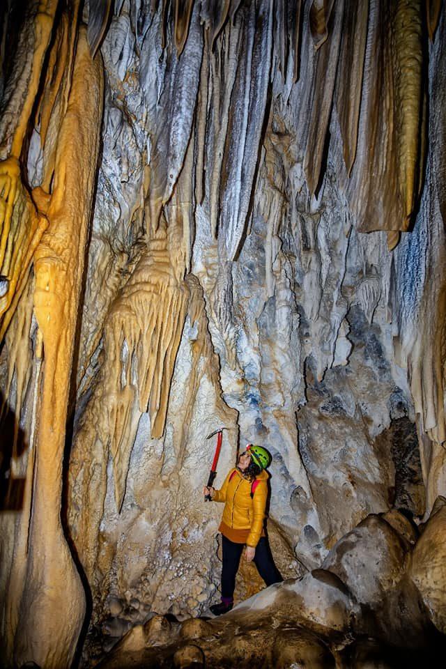 Hakkari'de dağcıların keşfettiği 'damla taş' mağarası