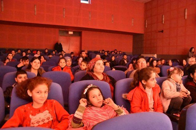 Alaşehir Belediyesi 5 bin vatandaşa ücretsiz tiyatro keyfi yaşattı