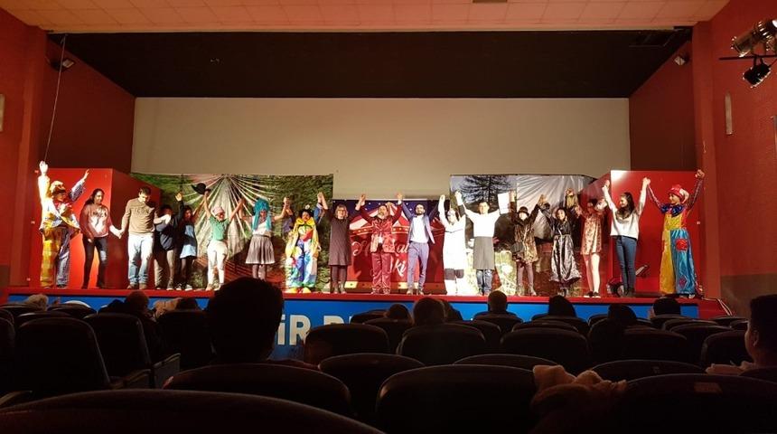 Alaşehir Belediyesi 5 bin vatandaşa &uuml;cretsiz tiyatro keyfi yaşattı