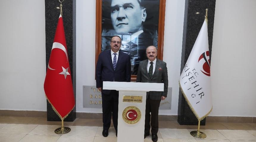 Vali Çakacak makamında ziyaretçilerini ağırladı