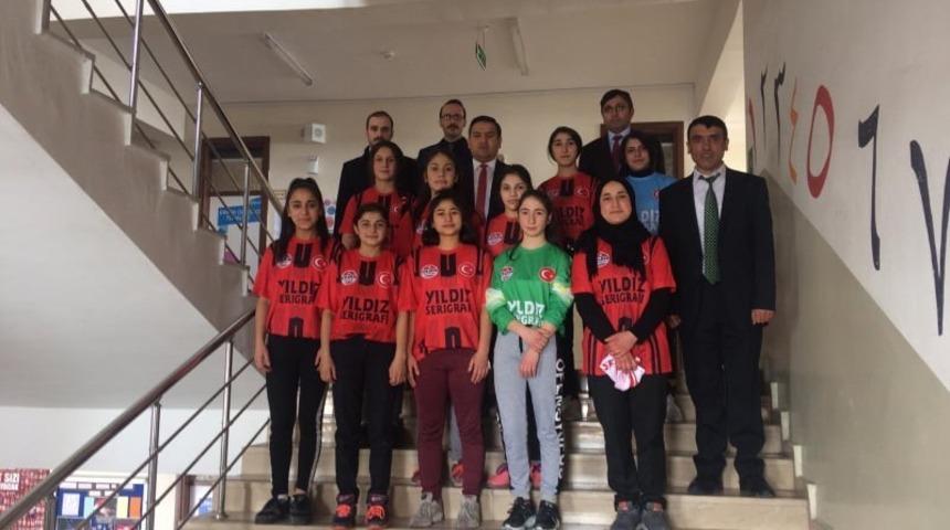 Çıldır Kaymakamı İmamoğlu’ndan şampiyon kızlara ziyaret