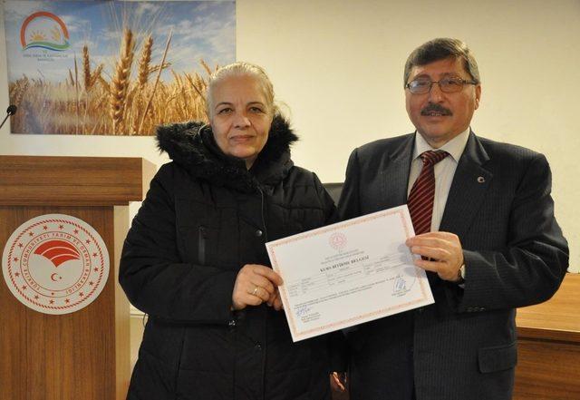 Gümüşhane’de Tıbbi ve Aromatik Bitki Yetiştiriciliği kursiyerleri sertifikalarını aldı