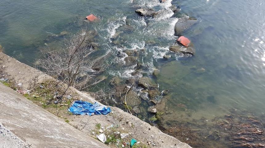 Devrek &Ccedil;ayı atık malzemeler ile dolu