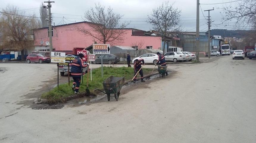 Sanayi Sitesinde yabani ot temizleme &ccedil;alışması