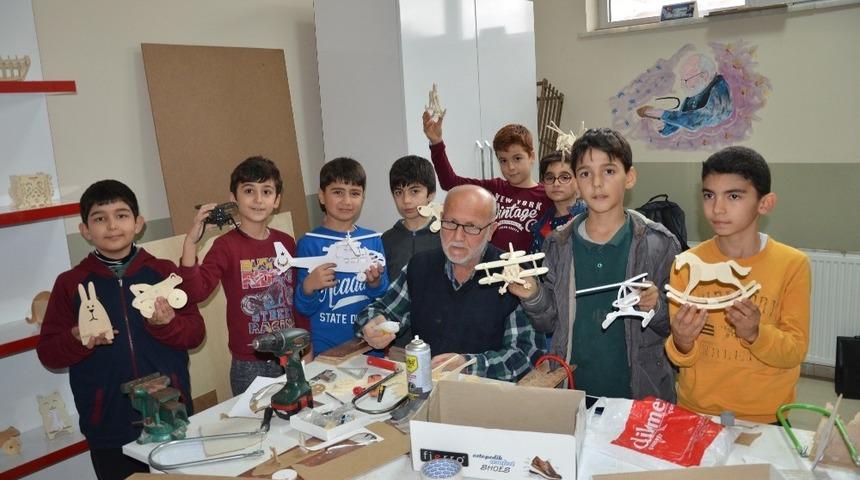 Minik eller ahşabı sanata d&ouml;n&uuml;şt&uuml;rd&uuml;