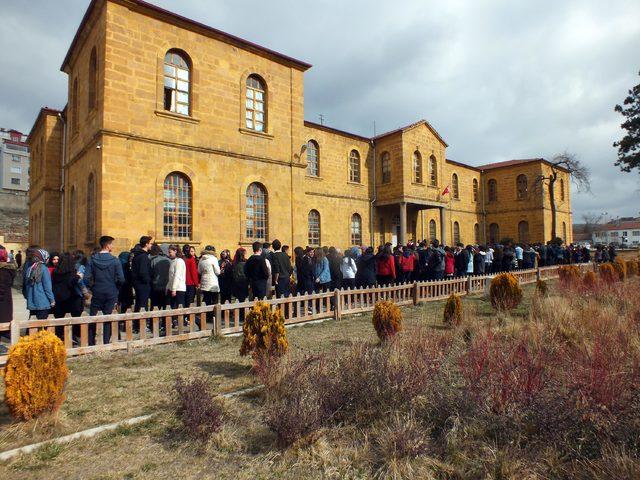 &Ccedil;anakkale Savaşı nda &ouml;ğretmen ve &ouml;ğrencileri şehit olan okul  şeref madalyası  istiyor 1