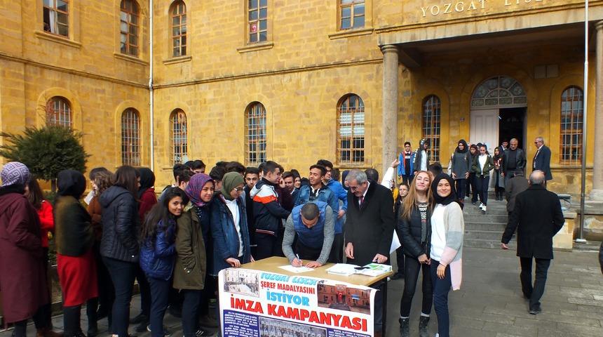 &Ccedil;anakkale Savaşı'nda &ouml;ğretmen ve &ouml;ğrencileri şehit olan okul 'şeref madalyası' istiyor