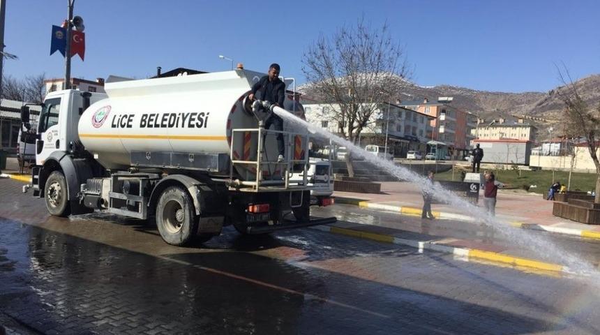 Lice Belediyesi yol temizleme &ccedil;alışmalarına devam ediyor